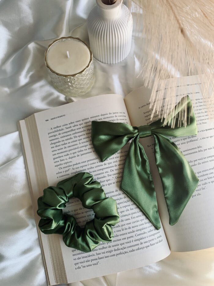 Conjunto Laço Paris + Scrunchie Médio Oliva